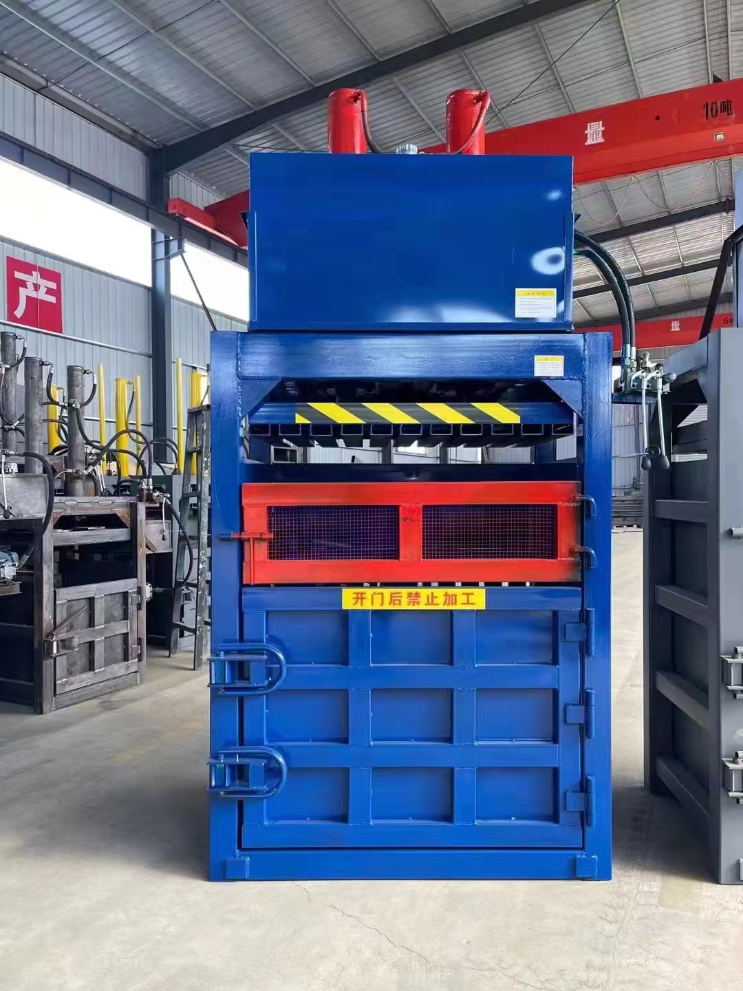 Vertical hydraulic baler