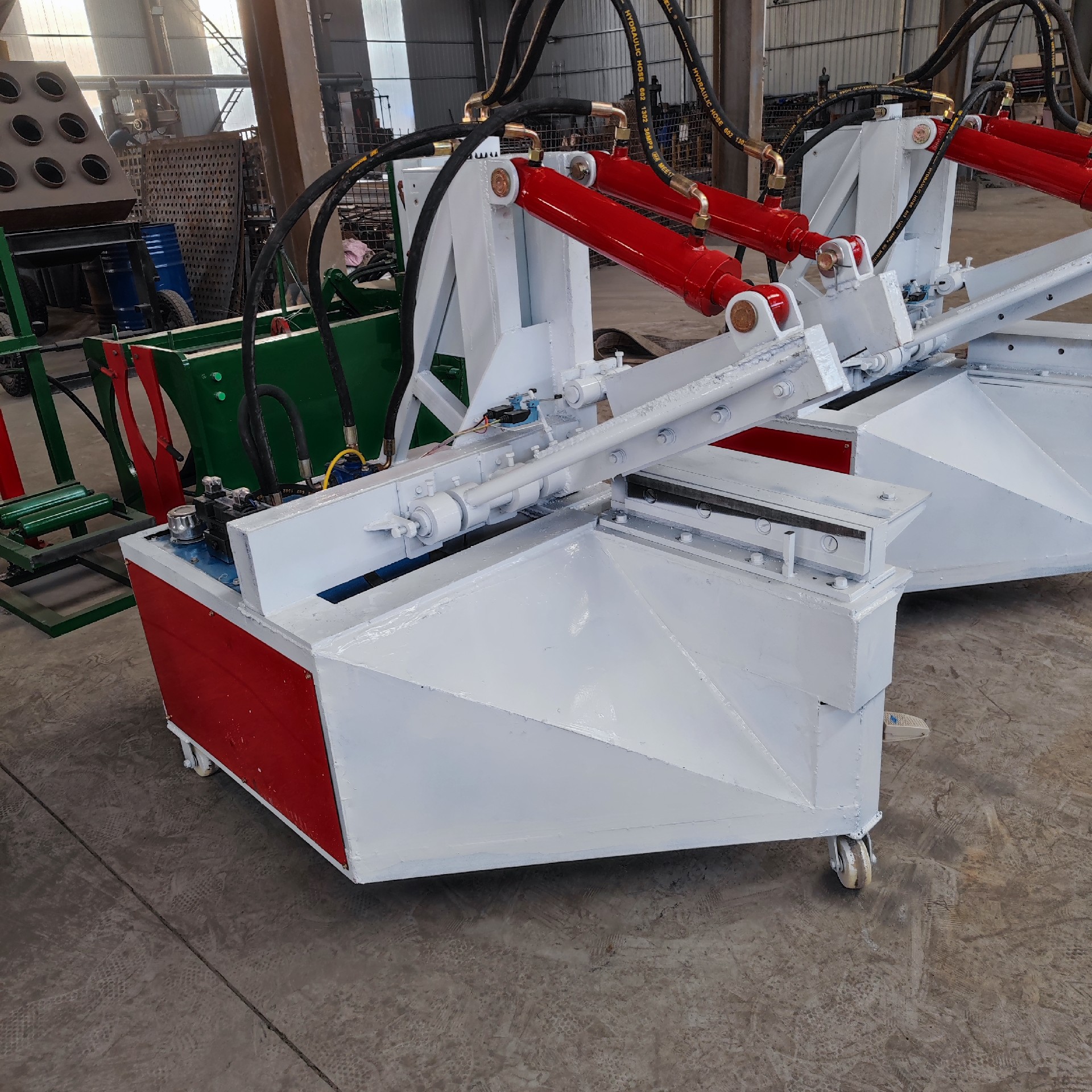 Small metal shearing machine